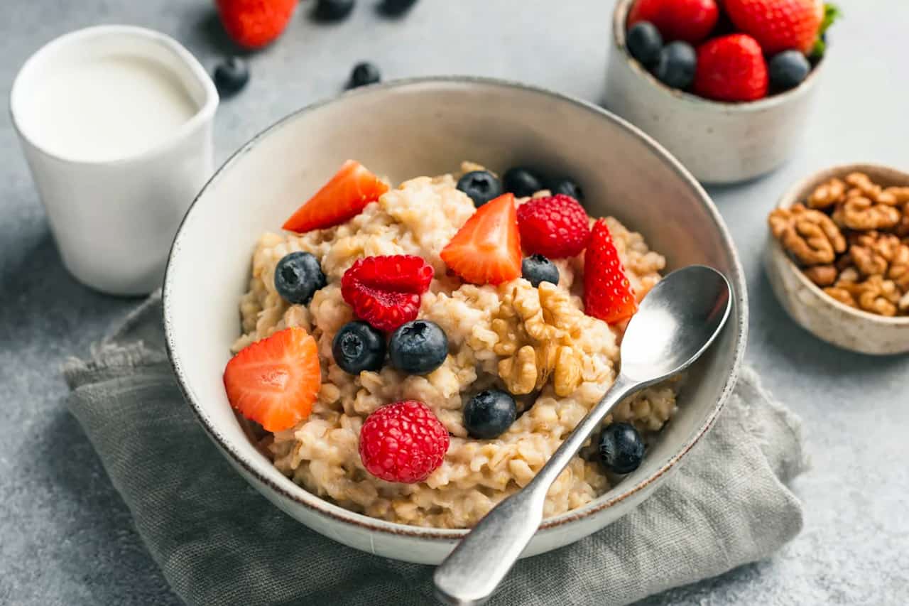 Avena con frutas frescas y nueces
