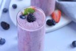 Batido de bayas con yogur griego, leche de almendras y chía