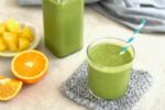 Batido verde con espinacas, plátano, piña y jugo de naranja