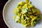 Huevos revueltos con aguacate