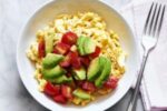Huevos revueltos con aguacate y tomate cherry