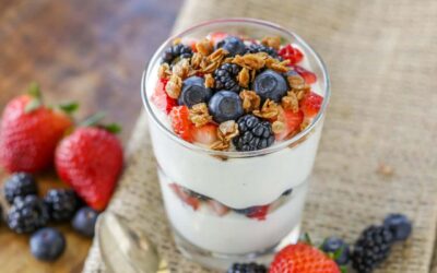 Parfait de yogur con capas de bayas y almendras