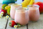 Smoothie de frutas con kiwi, fresas, mango y leche de almendras