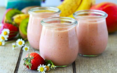 Smoothie de frutas con kiwi, fresas, mango y leche de almendras