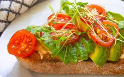 Tostadas de pan integral con queso fresco y tomate