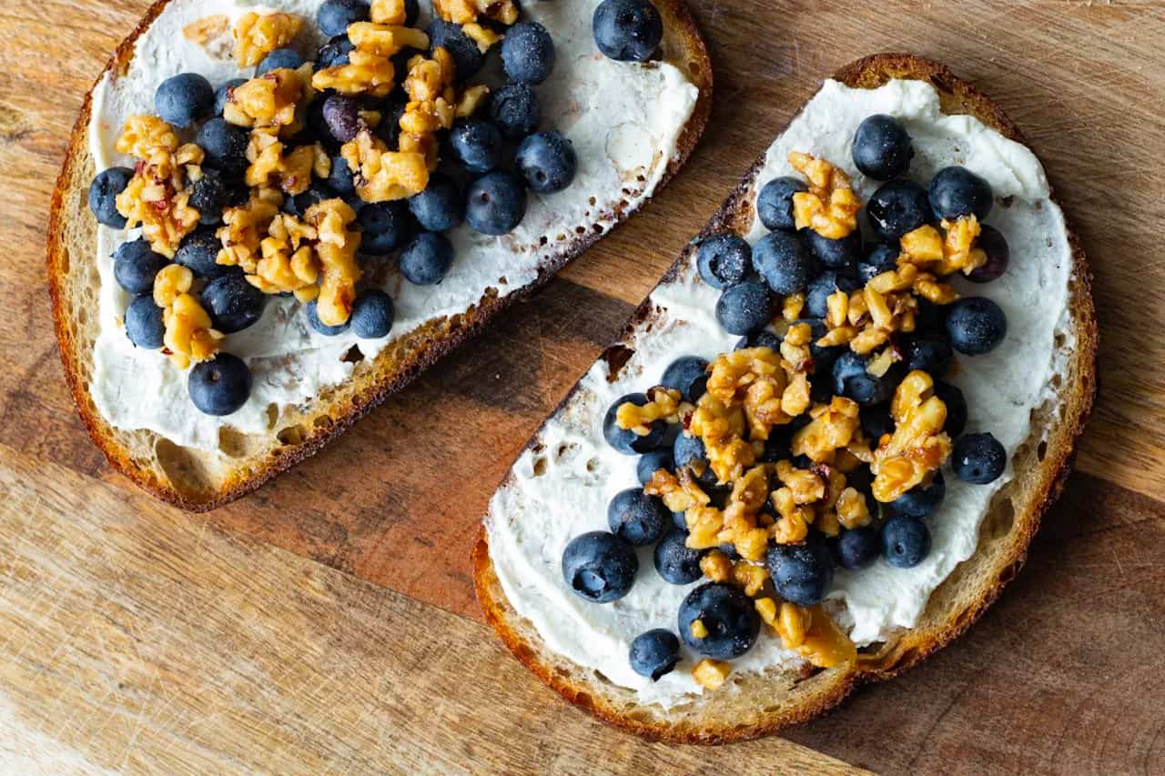 Tostadas de pan integral con queso fresco y tomate