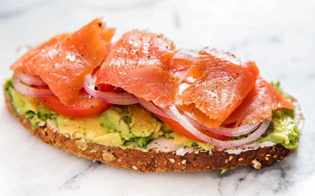 Tostadas de pan sin gluten con aguacate y salmón