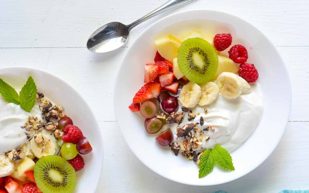 Yogur de coco con frutas y nueces