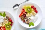 Yogur de coco con frutas y nueces