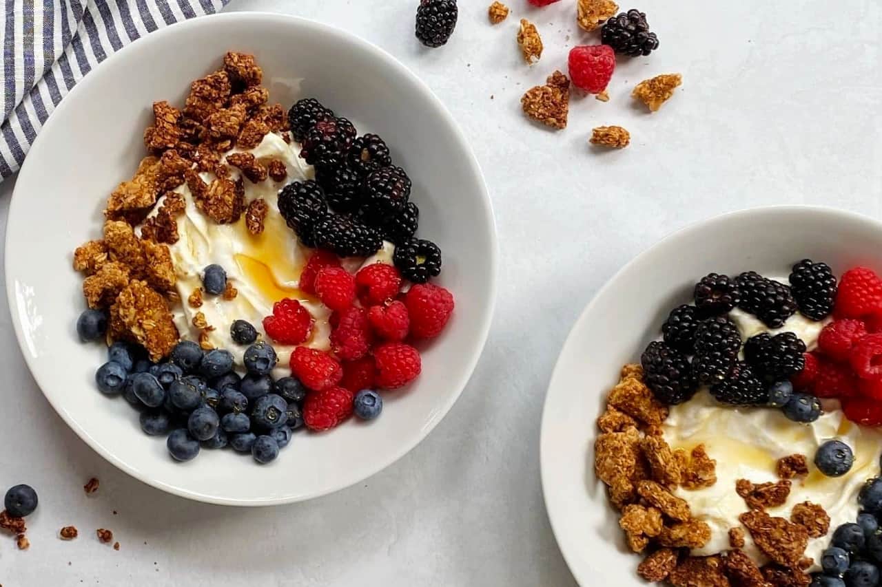 Tostadas de pan integral con queso fresco y tomate
